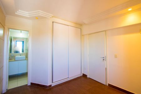 Apartamento à venda com 220m², 4 quartos e 2 vagas Apartamento à venda com 220m², 4 quartos e 2 vagasQuarto 4 - Suíte