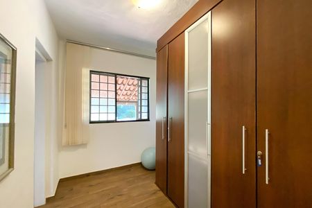 Closet Quarto 1 de casa de condomínio para alugar com 3 quartos, 375m² em Arvoredo, Nova Lima