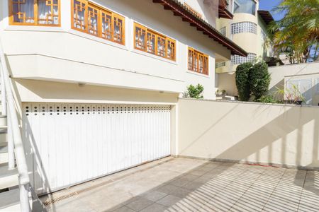 Entrada Garagem de casa à venda com 6 quartos, 750m² em São Domingos, São Paulo