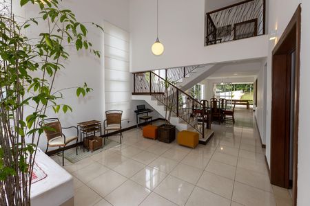 Casa de condomínio para alugar com 802m², 4 quartos e 4 vagas Casa de condomínio para alugar com 802m², 4 quartos e 4 vagasSala de Estar