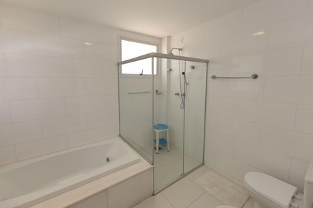 Casa de condomínio para alugar com 802m², 4 quartos e 4 vagas Casa de condomínio para alugar com 802m², 4 quartos e 4 vagasBanheiro da Suíte 1