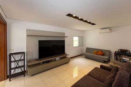 Casa de condomínio para alugar com 802m², 4 quartos e 4 vagas Casa de condomínio para alugar com 802m², 4 quartos e 4 vagasSala de TV