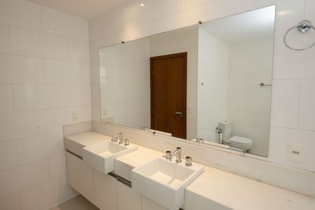 Casa de condomínio para alugar com 802m², 4 quartos e 4 vagas Casa de condomínio para alugar com 802m², 4 quartos e 4 vagasBanheiro da Suíte 1