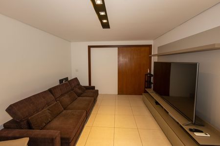 Sala de TV de casa de condomínio para alugar com 4 quartos, 802m² em Chácara Silveira Ramos, Nova Lima