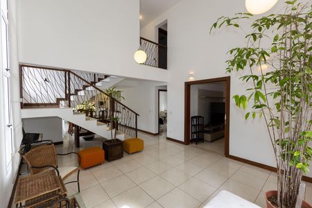 Casa de condomínio para alugar com 802m², 4 quartos e 4 vagas Casa de condomínio para alugar com 802m², 4 quartos e 4 vagasSala de Estar