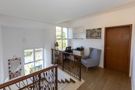 Casa de condomínio para alugar com 802m², 4 quartos e 4 vagas Casa de condomínio para alugar com 802m², 4 quartos e 4 vagasEscada para os Quartos