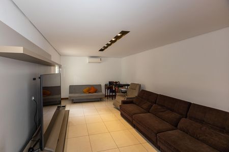 Casa de condomínio para alugar com 802m², 4 quartos e 4 vagas Casa de condomínio para alugar com 802m², 4 quartos e 4 vagasSala de TV