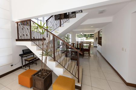 Casa de condomínio para alugar com 802m², 4 quartos e 4 vagas Casa de condomínio para alugar com 802m², 4 quartos e 4 vagasEscada para os Quartos