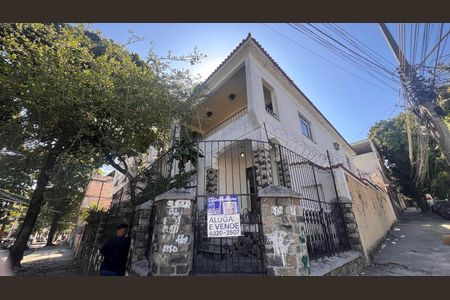 Casa para alugar com 241m², 5 quartos e 2 vagas Casa para alugar com 241m², 5 quartos e 2 vagasFachada