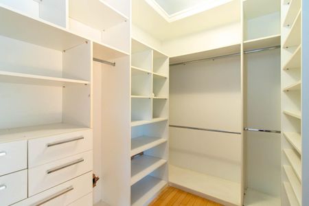 Casa de condomínio para alugar com 156m², 3 quartos e 1 vaga Casa de condomínio para alugar com 156m², 3 quartos e 1 vagaCloset