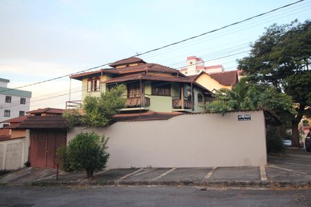 Casa à venda com 360m², 6 quartos e 6 vagasFachada