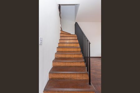 Casa à venda com 202m², 4 quartos e 3 vagasEscada para os quartos