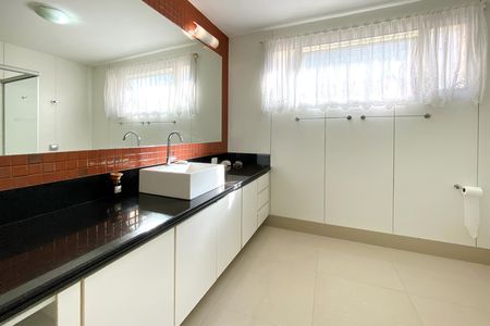 Apartamento para alugar com 160m², 4 quartos e 2 vagas Apartamento para alugar com 160m², 4 quartos e 2 vagasBanheiro