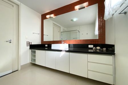 Apartamento para alugar com 160m², 4 quartos e 2 vagas Apartamento para alugar com 160m², 4 quartos e 2 vagasBanheiro