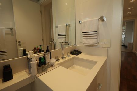 Apartamento à venda com 189m², 4 quartos e 3 vagasBanheiro da Suíte 2