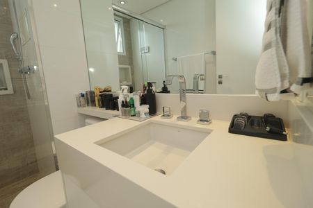 Apartamento à venda com 189m², 4 quartos e 3 vagasBanheiro da Suíte 2