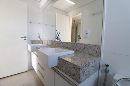 Apartamento para alugar com 175m², 4 quartos e 3 vagasBanheiro do Quarto 1