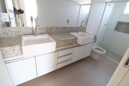Apartamento para alugar com 175m², 4 quartos e 3 vagasBanheiro do Quarto 1