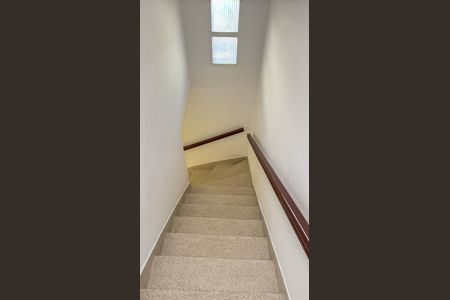 Casa à venda com 170m², 3 quartos e 2 vagasEscada