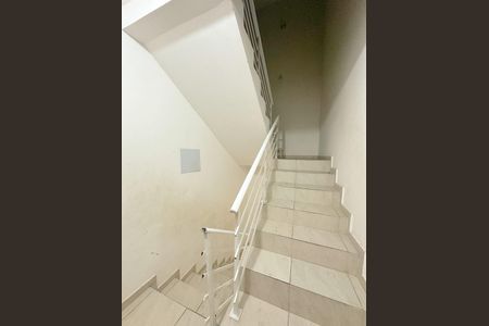 Apartamento para alugar com 70m², 2 quartos e sem vagaEscada