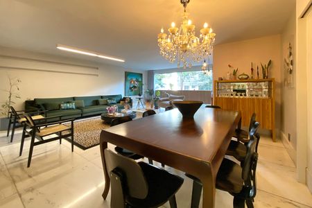 Apartamento à venda com 240m², 4 quartos e 2 vagas Apartamento à venda com 240m², 4 quartos e 2 vagasSala de Jantar