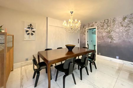 Apartamento à venda com 240m², 4 quartos e 2 vagas Apartamento à venda com 240m², 4 quartos e 2 vagasSala de Jantar