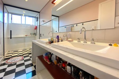 Apartamento à venda com 240m², 4 quartos e 2 vagas Apartamento à venda com 240m², 4 quartos e 2 vagasBanheiro da Suíte 1