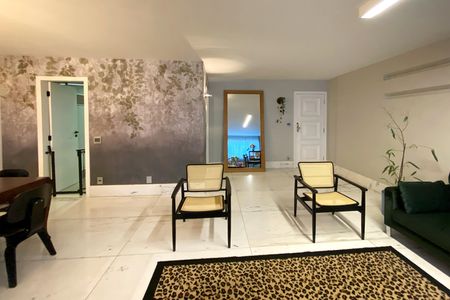 Apartamento à venda com 240m², 4 quartos e 2 vagas Apartamento à venda com 240m², 4 quartos e 2 vagasSala
