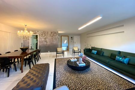Apartamento à venda com 240m², 4 quartos e 2 vagas Apartamento à venda com 240m², 4 quartos e 2 vagasSala