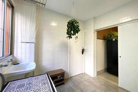 Apartamento à venda com 240m², 4 quartos e 2 vagas Apartamento à venda com 240m², 4 quartos e 2 vagasÁrea de Serviço