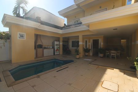 Casa de condomínio à venda com 200m², 3 quartos e 2 vagasQuintal