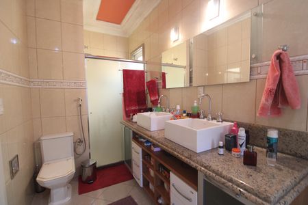 Casa de condomínio à venda com 200m², 3 quartos e 2 vagasBanheiro da suíte
