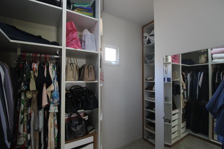 Casa de condomínio à venda com 200m², 3 quartos e 2 vagasSuíte 1 - Closet