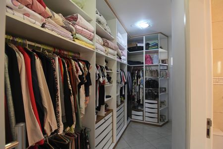 Casa de condomínio à venda com 200m², 3 quartos e 2 vagasSuíte 1 - Closet