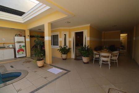 Casa de condomínio à venda com 200m², 3 quartos e 2 vagasQuintal