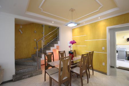 Casa de condomínio à venda com 200m², 3 quartos e 2 vagasSala