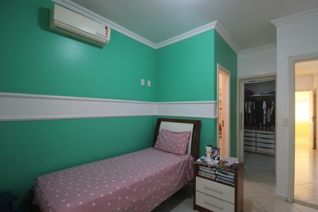 Casa de condomínio à venda com 200m², 3 quartos e 2 vagasSuíte 2