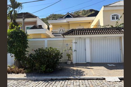 Casa de condomínio à venda com 200m², 3 quartos e 2 vagas Casa de condomínio à venda com 200m², 3 quartos e 2 vagasFachada