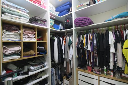 Casa de condomínio à venda com 200m², 3 quartos e 2 vagasSuíte 2 - Closet
