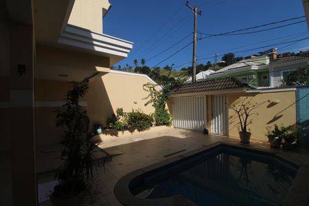 Casa de condomínio à venda com 200m², 3 quartos e 2 vagasQuintal - Garagem