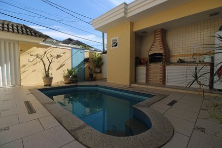 Casa de condomínio à venda com 200m², 3 quartos e 2 vagasQuintal - Piscina 