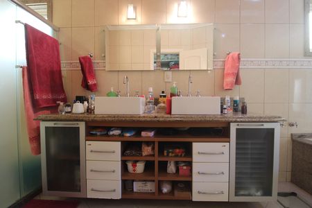 Casa de condomínio à venda com 200m², 3 quartos e 2 vagasBanheiro da suíte