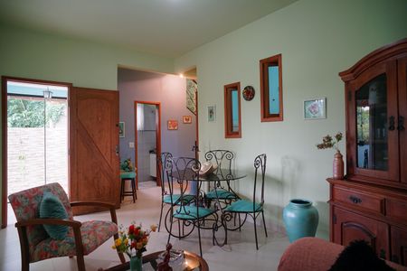 Sala de casa de condomínio para alugar com 2 quartos, 149m² em Flamengo, Maricá