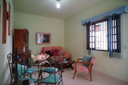 Sala de casa de condomínio para alugar com 2 quartos, 149m² em Flamengo, Maricá