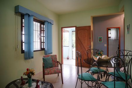 Sala de casa de condomínio para alugar com 2 quartos, 149m² em Flamengo, Maricá