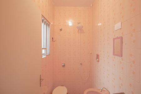Casa à venda com 180m², 3 quartos e 5 vagas Casa à venda com 180m², 3 quartos e 5 vagasBanheiro de serviço