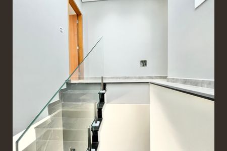 Casa à venda com 139m², 3 quartos e 2 vagas Casa à venda com 139m², 3 quartos e 2 vagasEscada