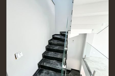 Casa à venda com 139m², 3 quartos e 2 vagas Casa à venda com 139m², 3 quartos e 2 vagasEscada