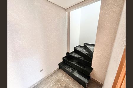Casa à venda com 139m², 3 quartos e 2 vagas Casa à venda com 139m², 3 quartos e 2 vagasEscada