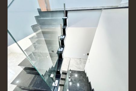 Casa à venda com 139m², 3 quartos e 2 vagas Casa à venda com 139m², 3 quartos e 2 vagasEscada